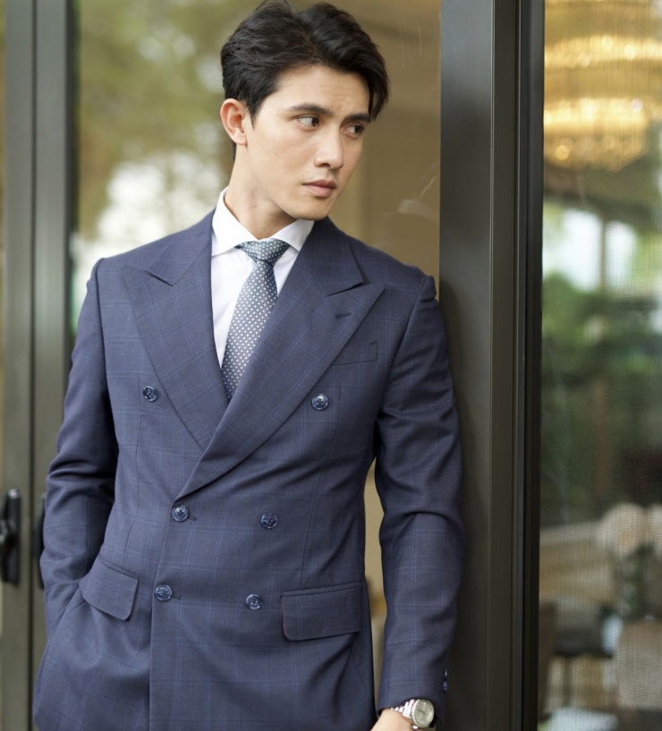 Dù không đảm nhận vai chính, Trần Ngọc Vàng vẫn là cái tên gây chú ý trong bộ phim "Vì mẹ anh phán chia tay" của VieOn nhờ ngoại hình sáng và diễn xuất ngày càng tiến bộ. Thời lượng xuất hiện không nhiều nhưng nam diễn viên trẻ vẫn để lại ấn tượng rõ nét, thậm chí mức độ yêu thích không kém cạnh nam chính.