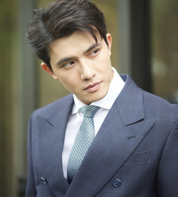 Trần Ngọc Vàng ghi điểm nhờ lối diễn tiết chế, khắc họa rõ sự kìm nén qua ánh mắt và biểu cảm. Nhân vật hiện lên vừa lý trí, vừa mang nhiều tổn thương, từ đó tạo được sự đồng cảm với người xem.&nbsp;Đạo diễn Vũ Khắc Tuận nhận xét: “Với Trần Ngọc Vàng, tôi đánh giá rất cao cả về ngoại hình lẫn diễn xuất. Vàng có ý thức rõ ràng trong cách xây dựng nhân vật, luôn chủ động trao đổi trước mỗi cảnh quay”.