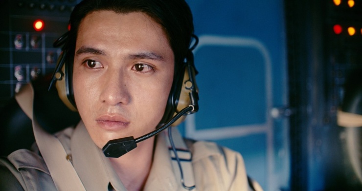 Trước đó, nam diễn viên góp mặt trong phim trăm tỷ "Tử chiến trên không" với vai cơ phó Khanh - người luôn đồng hành cùng cơ trưởng Phong trong những khoảnh khắc quyết định.