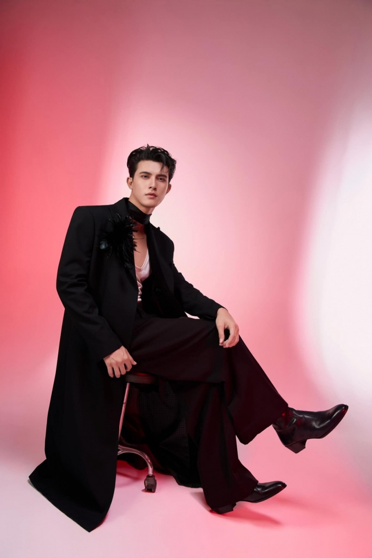 Sinh năm 1998, Trần Ngọc Vàng là gương mặt trẻ của màn ảnh Việt, tốt nghiệp Đại học Sân khấu - Điện ảnh TP.HCM và từng giành Quán quân Gương mặt điện ảnh 2020.