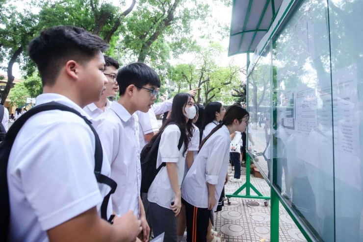 Học sinh căng thẳng tham gia kỳ thi vào lớp 10 Hà Nội.