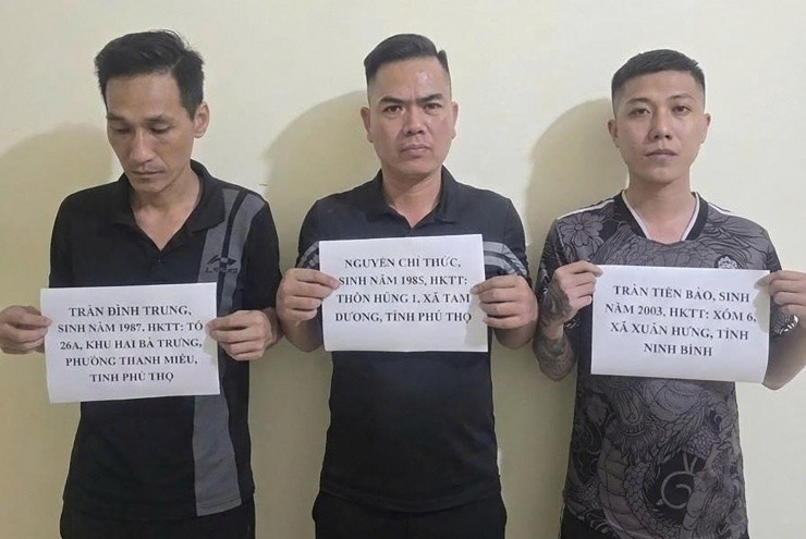 Ba người đàn ông kéo nữ nhân viên quán karaoke vào phòng VIP đánh đập, ép trả tiền