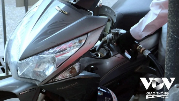 Giá xăng giảm giúp người dân đỡ khó khăn hơn