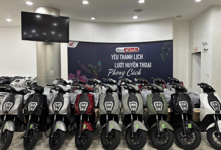 Honda ICON e: hiện được các đại lý chào bán trong khoảng 31-32 triệu đồng.