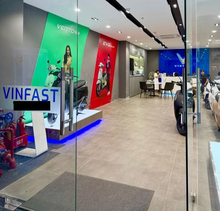 Nhiều cửa hàng xe máy điện Vinfast gặp tình trạng còn rất ít xe để bán đến cuối ngày.&nbsp;
