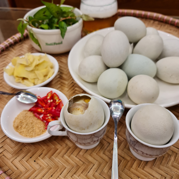 Trứng vịt lộn là món ăn dân dã được nhiều người ưa chuộng. Ảnh: Phan Hồng Sơn