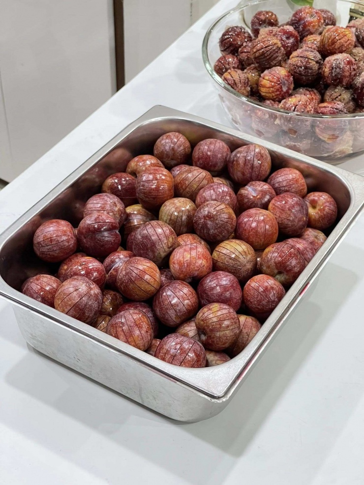 Mận rửa sạch, khứa quanh quả để nhanh ngấm đường