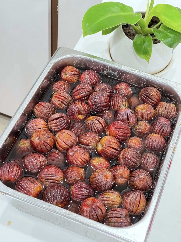 Mận sau ngâm 10 tiếng, nước trong quả mận chảy ra gần hết và quắt lại