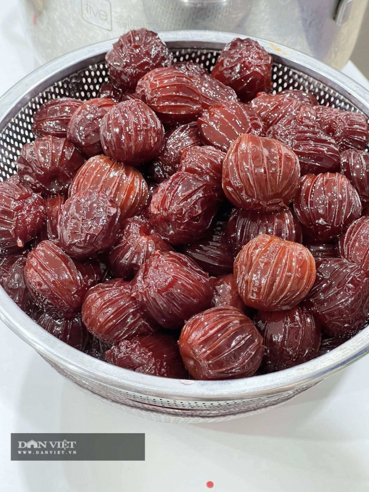 Mận sau khi sên lần 2 thì sẽ vớt ra rổ để ráo thì mới xếp lên khay đem đi phơi