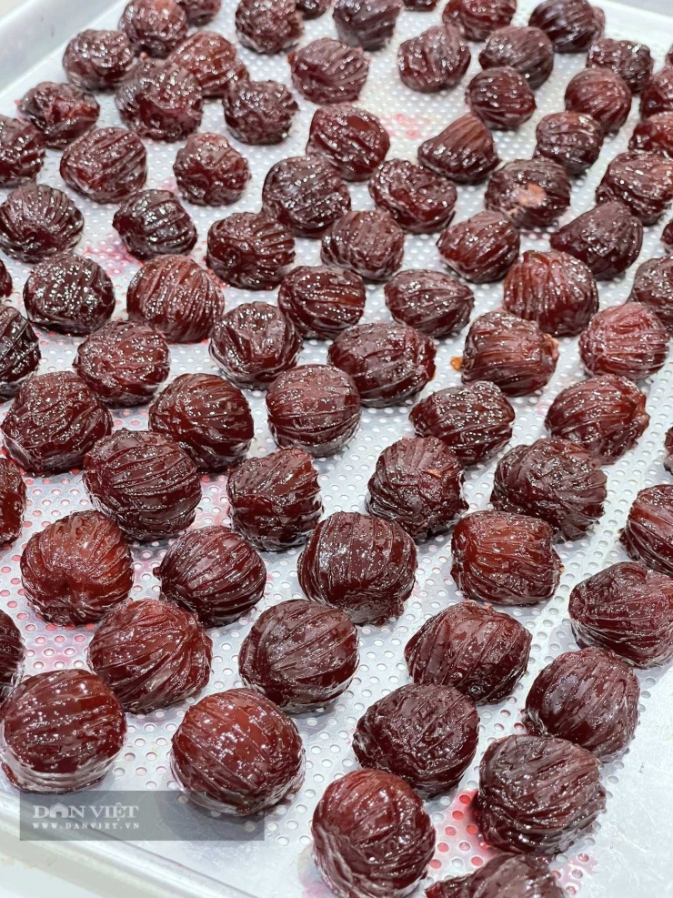 Mận đã để ráo nước và xếp lên khay chuẩn bị đi phơi nắng