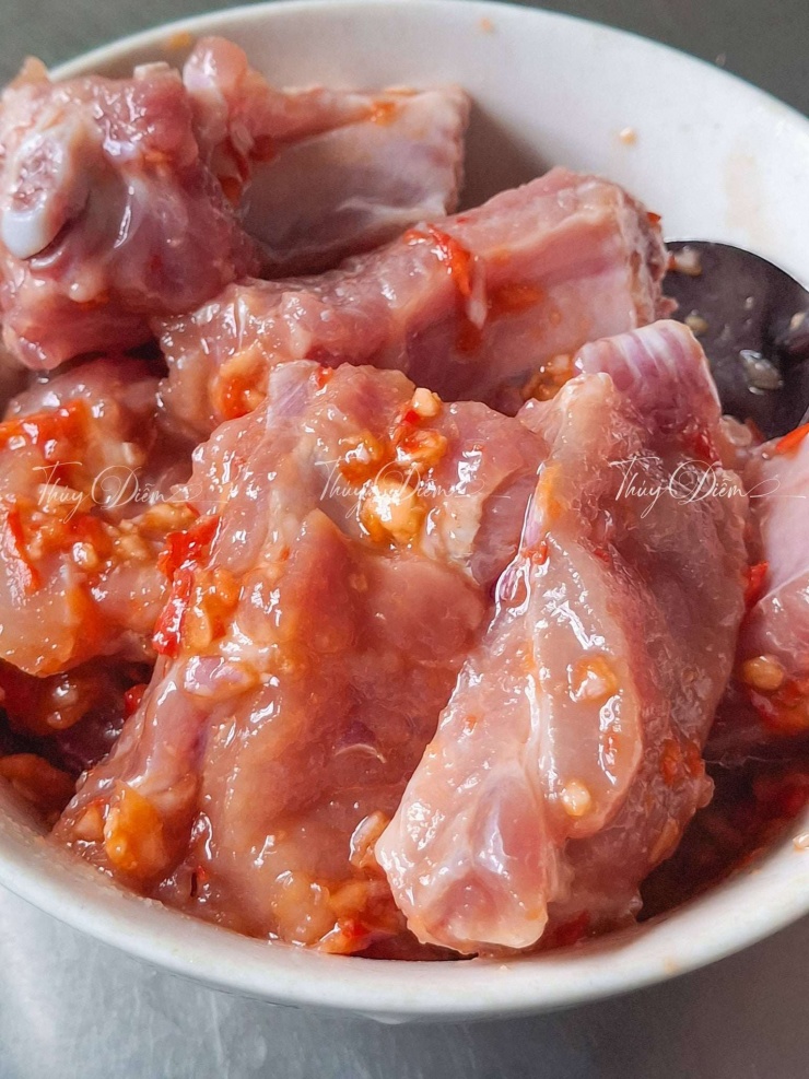 kho sườn non với dứa và coca: Ướp sườn với bột tỏi, hành, ớt, tiêu, nước mắm, đường, dầu hào, dầu ăn