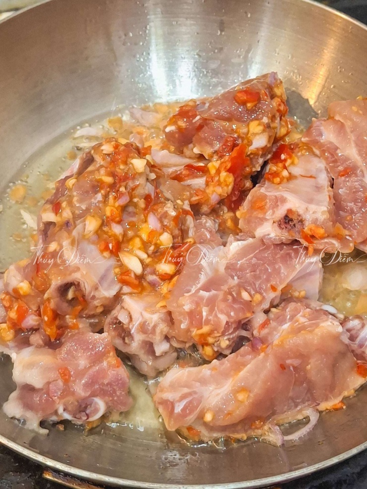 kho sườn non với dứa và coca: Phi thơm hành, cho sườn vào đảo cho săn