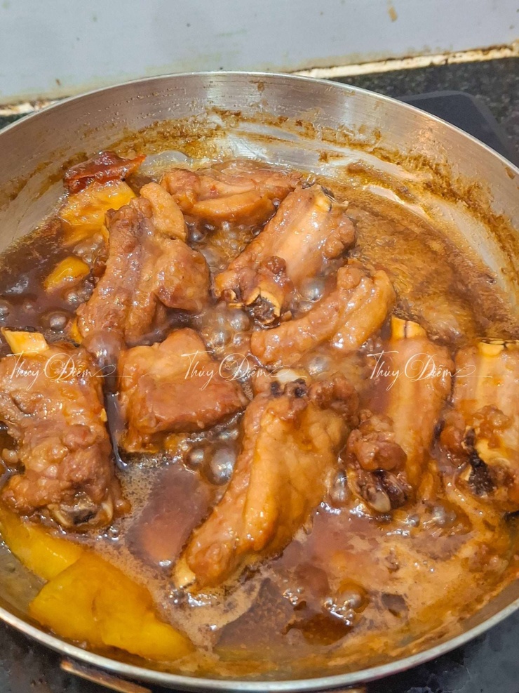 Chỉ với vài bước đơn giản, bạn đã có ngay một món sườn kho thơm coca hấp dẫn, lạ miệng mà vẫn rất “hao cơm”.