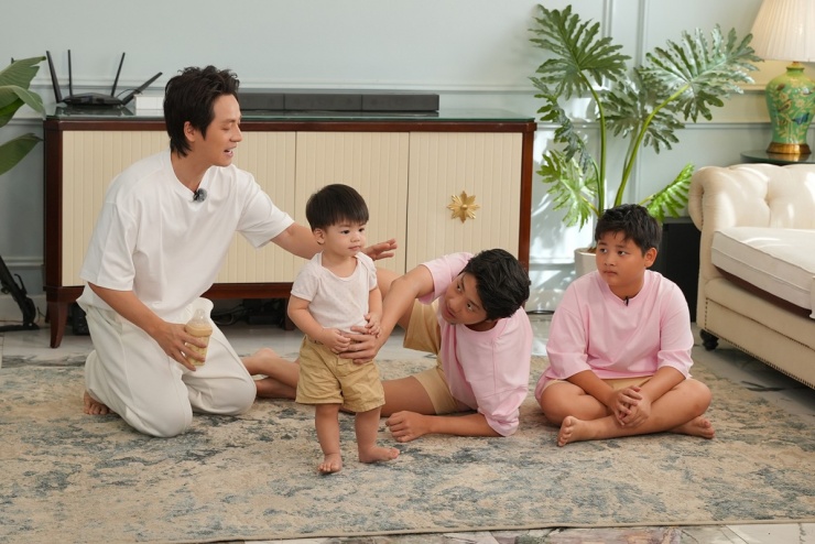 Chia sẻ về lý do nhận lời tham gia chương trình, Đăng Khôi cho biết mong muốn lớn nhất của anh là được ghi lại những khoảnh khắc ý nghĩa bên các con, đặc biệt trong giai đoạn các bé còn nhỏ. “4 bố con sẽ có thời gian riêng dành cho nhau khi mẹ vắng nhà, sẽ hiểu nhau nhiều hơn và… yêu mẹ nhiều hơn, thấu hiểu được sự vất vả của mẹ”, nam ca sĩ chia sẻ.