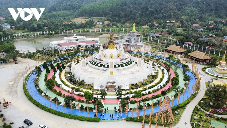 Trung tâm quần thể là bảo tháp cao 37 mét với 5 tầng kiến trúc thể hiện triết lý “Ngũ đại, Ngũ trí” trong Phật giáo Kim cương thừa. Cụ thể, vũ trụ được cấu thành từ 5 yếu tố là đất, nước, lửa, gió và hư không.