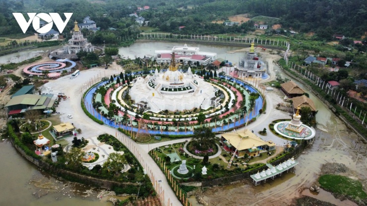 Nền tháp vuông tượng trưng cho địa đại - nền tảng vũ trụ, vững chắc; thân tháp tròn bao bọc bởi hồ nước là thủy đại gợi dòng chảy liên tục của sự sống; chóp tháp nhọn đại diện cho hỏa đại, tức năng lượng chuyển hóa và trí tuệ soi chiếu; các đường nhiễu ngũ sắc quanh tháp đón gió và ánh sáng tự nhiên là phong đại; khoảng không gian mở trên đỉnh tháp tượng trưng cho không đại.