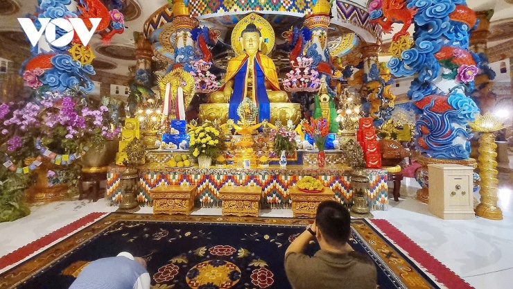 Xung quanh thờ các chư Phật khác nhau đại diện cho nhiều phương diện trong đời sống chúng sinh. Hướng nam thờ Phật Mẫu Tara, hướng tây thờ Phật Thích Ca, hướng tây bắc thờ Phật Liên Hoa Sinh - vị Phật “mở đường” cho Kim cương thừa vùng Himalaya; hướng bắc là Đức Phật Quan Âm nghìn mắt nghìn tay, hướng đông là Đức Phật Dược Sư cùng 8 hóa thân.