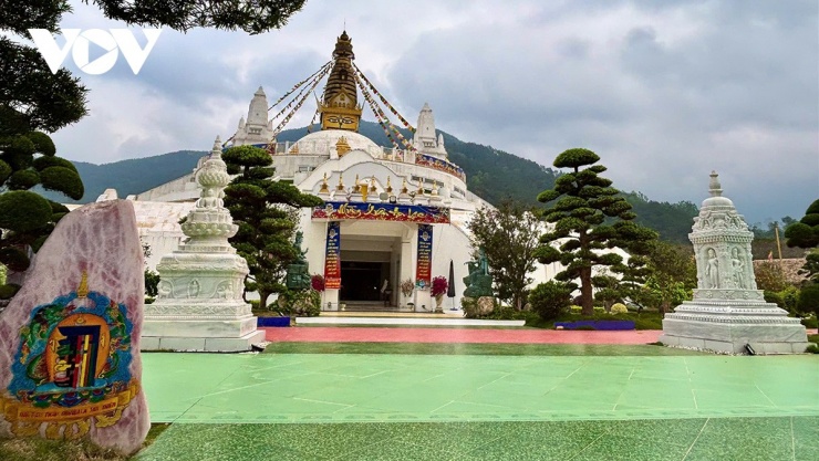 Chính điện được bài trí và định hình thành không gian trải nghiệm kiến trúc và triết lý Phật giáo Kim cương thừa (phật tử, du khách phải di chuyển theo chiều kim đồng hồ).