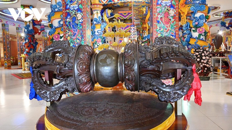 Chày kim cương - pháp khí quan trọng bậc nhất trong truyền thống Kim cương thừa được đặt trên mặt “mandala” bằng đồng ở hướng nam, tức cửa chính dẫn vào bảo tháp. Chày kim cương tiêu biểu cho tự tính Phật: trí tuệ bất hoại, uy lực và rực rỡ như viên kim cương không thể hủy diệt.