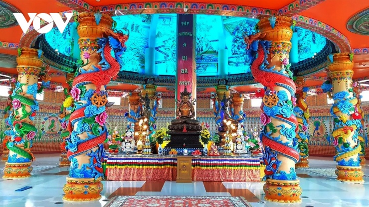 16 con rồng đặt trong chính điện biểu trưng cho thần lực tự nhiên và bảo hộ Phật pháp. Rồng bốn hướng mang bốn màu sắc vàng, đỏ, xanh lục và xanh dương.