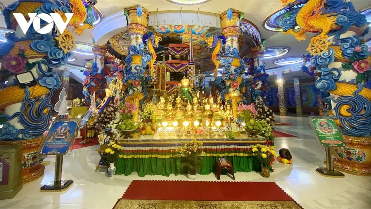 Mái vòm là các bích họa tái hiện cuộc đời Đức Phật Thích Ca từ khi còn là thái tử Tất Đạt Đa, những năm hành đạo, thành đạo, chuyển pháp luân, hoằng pháp và nhập niết bàn.