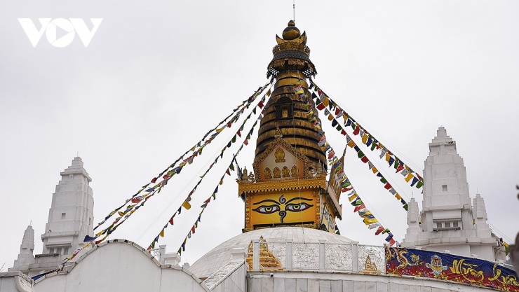 Đỉnh trung tâm bảo tháp an vị xá lợi Phật, tích tụ năng lượng gia trì do các bậc thượng sư, hành giả cúng dường, tu trì qua nhiều năm.