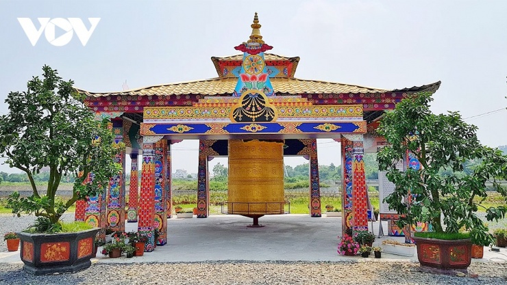 Không gian xung quanh tháp trung tâm có nhiều công trình kiến trúc mang đặc trưng kiến trúc Phật giáo Kim cương thừa&nbsp;vùng Himalaya.