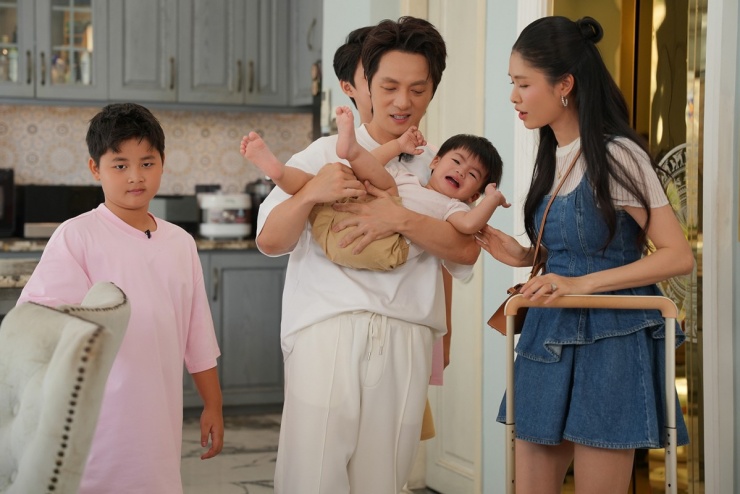 Trong khi đó, Tuấn Hưng hiếm hoi để các con tham gia một chương trình thực tế dài hơi. Thậm chí, nam ca sĩ còn phải “họp gia đình” để bàn bạc xem có nên tham gia chương trình hay không. Là một người hoạt động lâu năm trong showbiz, anh ý thức rõ những mặt trái của mạng xã hội, đặc biệt là những ý kiến tiêu cực có thể ảnh hưởng đến các con. Tuy nhiên, vượt qua những lo lắng, nam ca sĩ vẫn quyết định tham gia chương trình. Theo anh, đây là cơ hội để dành nhiều thời gian hơn cho gia đình, đồng thời mang đến cho các con những trải nghiệm thực tế, giúp các bé va chạm và trưởng thành hơn trong cuộc sống.