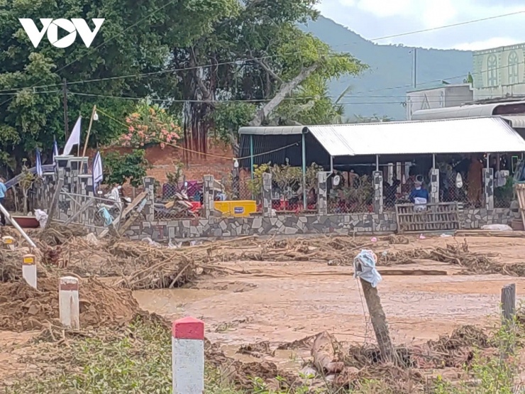 Đám tang bé gái bị nước cuốn trôi&nbsp;