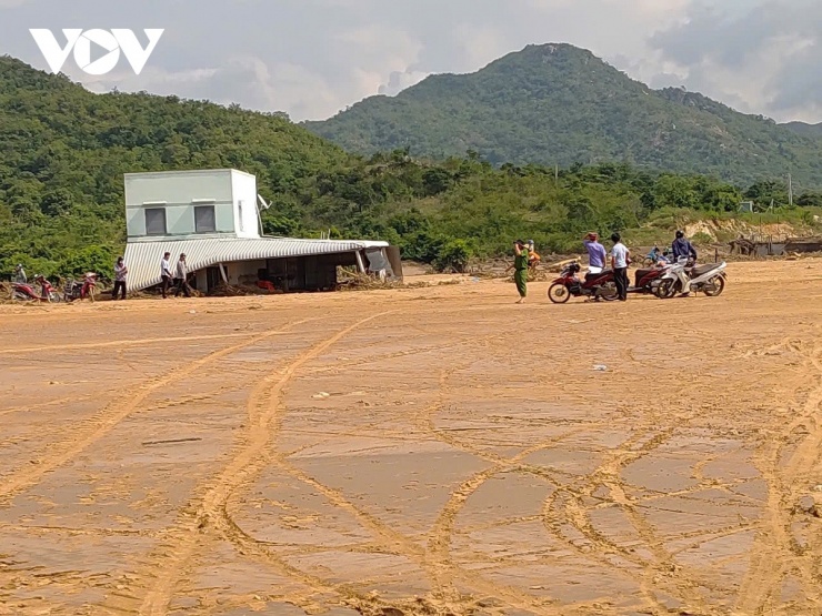 Lượng nước khổng lồ đổ từ trên núi xuống mang theo nhiều đất, đá&nbsp;