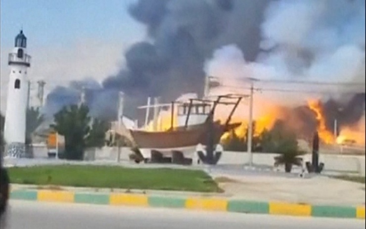 Một mỏ khí Iran bị tập kích. Ảnh: AP.