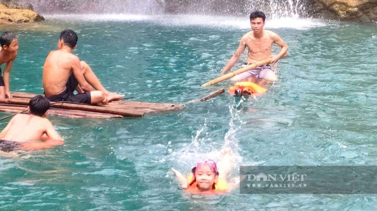 Du khách thoải mái đắm mình trong làn nước trong xanh, mát lành ở thác Tà Puồng để giải nhiệt mùa hè. Ảnh: Ngọc Vũ.
