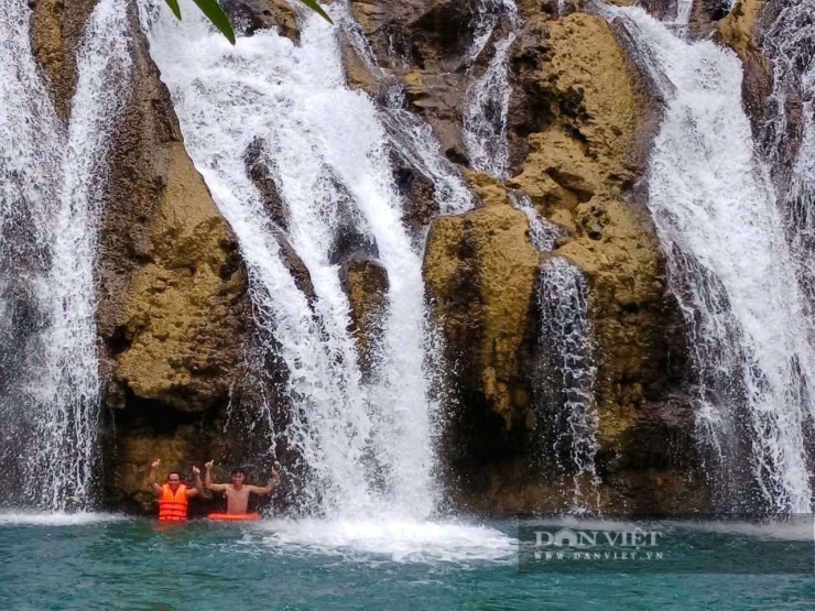 Dòng nước mát lành đổ xuống từ thác Tà Puồng xóa tan cái nóng mùa hè. Ảnh: Ngọc Vũ.