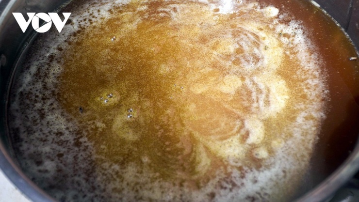 Mỗi lít mật ong dú đang được bán với giá từ 1,5 - 2 triệu đồng