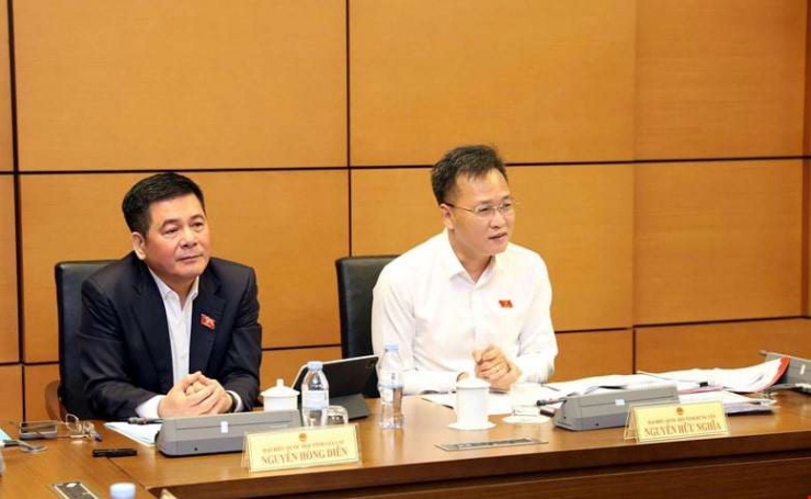 Đại biểu Nguyễn Hữu Nghĩa (áo trắng). (Ảnh: Quốc hội)