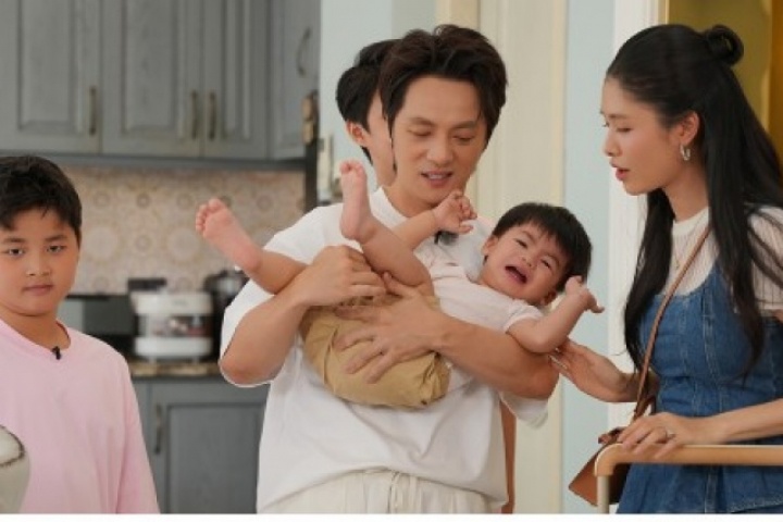 Một mình chăm 3 con khi vợ vắng nhà, Đăng Khôi xoay xở ra sao?