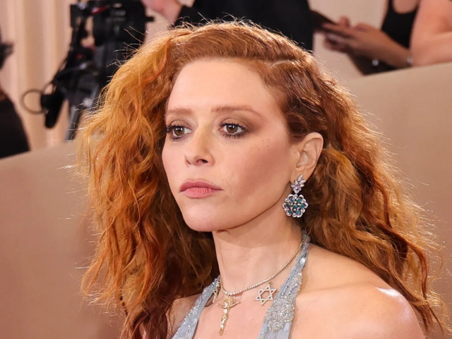 Nữ diễn viên 47 tuổi vừa bị đuổi khỏi máy bay là ai?