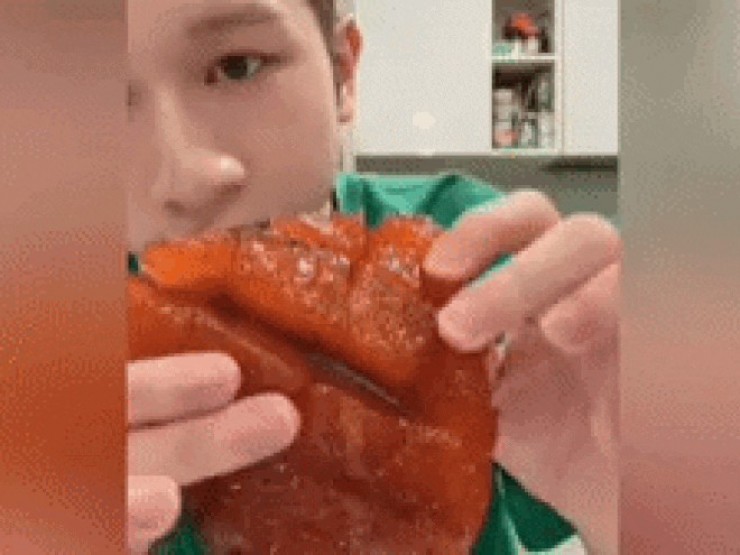 'Kẹo' làm từ cá hồi: Người khen 'gây nghiện', người chê tanh