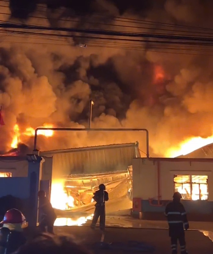 Hàng chục chiến sĩ PCCC khống chế đám cháy tại công ty sơn. Ảnh: CTV