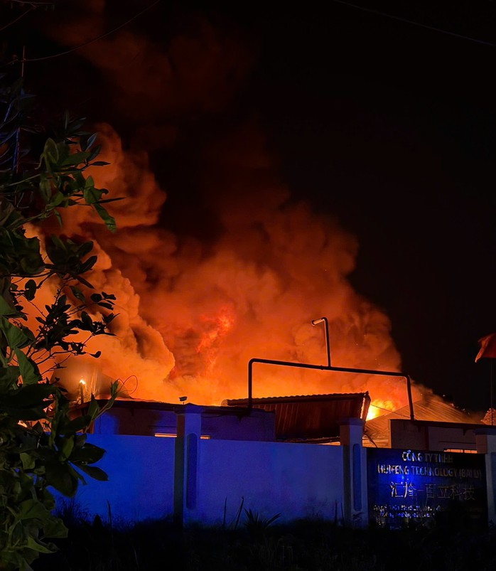 Hỏa hoạn bùng phát tại công ty sơn ở TPHCM, khói đen cuồn cuộn. Ảnh: CTV