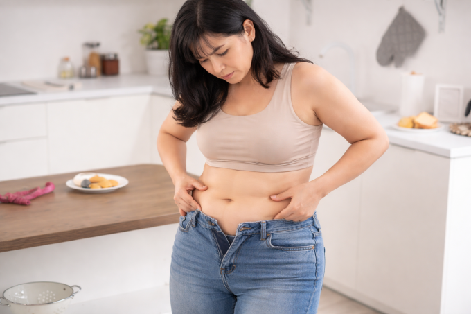 Ăn ít hơn mức cần thiết trong thời gian dài khiến cơ thể kích hoạt chế độ tiết kiệm năng lượng, dẫn đến tích mỡ nhiều hơn là giảm.