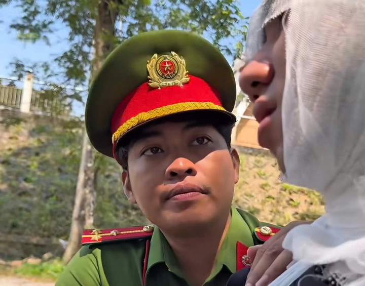 Clip tuyên truyền luật giao thông của Công an xã A Lưới được cộng đồng mạng quan tâm bởi nội dung dí dỏm, dễ hiểu và đặc biệt được dựng "như phim điện ảnh". (Ảnh cắt từ clip)