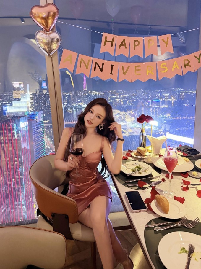 Huyền Baby lên đồ gợi cảm khi hẹn hò ăn tối cùng ông xã Quang Huy.