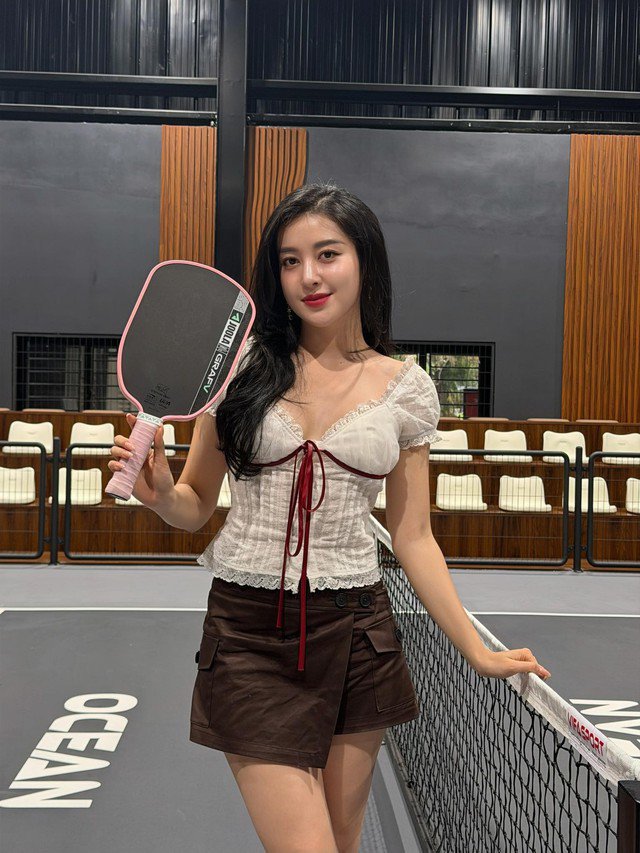 Chân dung Á hậu gây tranh cãi MXH bởi câu chuyện 'pass đồ' - 1