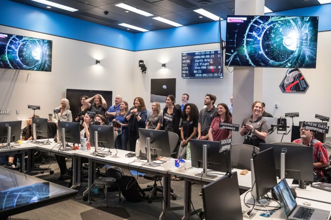 Đội ngũ trong Phòng Đánh giá Khoa học (SER) của NASA theo dõi nhiệm vụ Mặt Trăng Artemis II. Ảnh: NASA