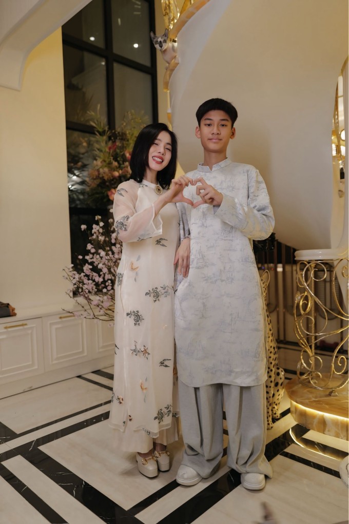 Ảnh sao 10/4: Ái Châu khoe được Huỳnh Đông và con trai cưng chiều hết mực - 7