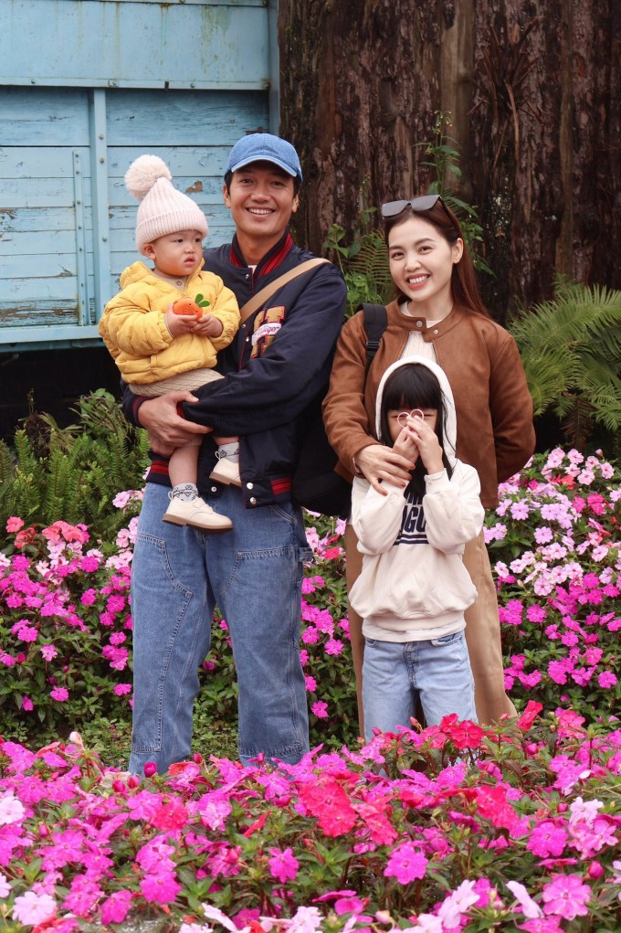 Ảnh sao 10/4: Ái Châu khoe được Huỳnh Đông và con trai cưng chiều hết mực - 10