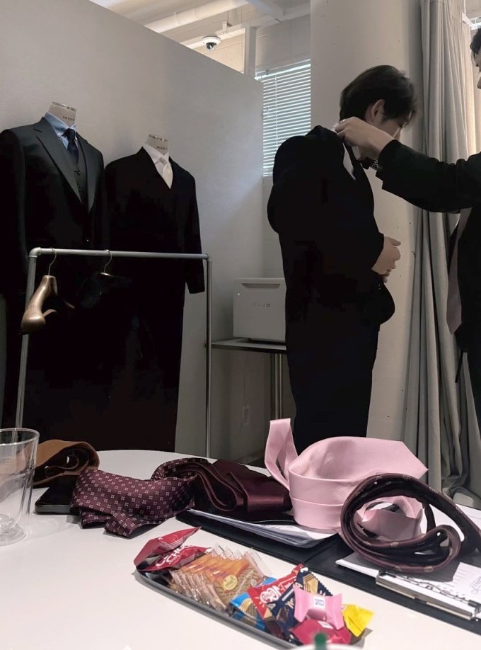 Choi Hwan Hee thử lễ phục cho ngày cưới em gái. Ảnh: Instagram