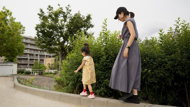 Không ít cha mẹ đơn thân phải đối mặt với những ánh nhìn và sự phán xét từ xã hội. Ảnh minh họa