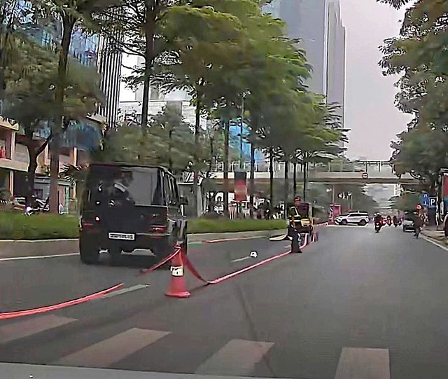 Ô tô Mercedes G63 tông tử vong cụ ông trên phố Đào Tấn - 1